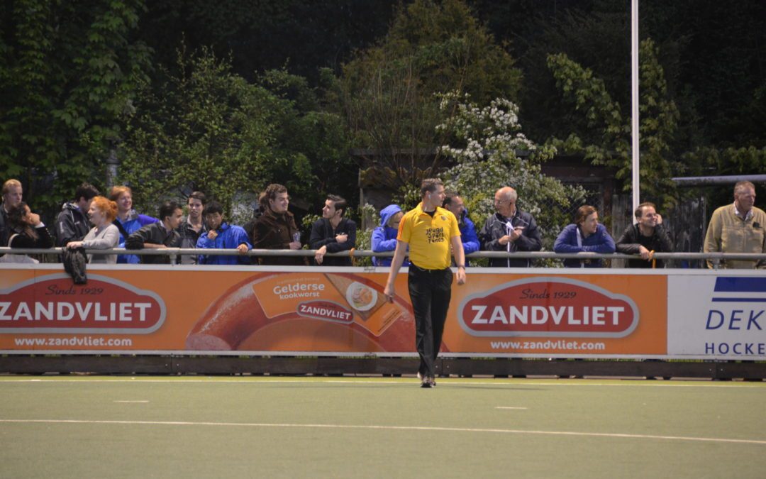 Sędziowie hokeja na trawie używający AXIWI podczas seminarium Royal Dutch Hockey Federation